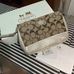 🔅 COACH wristlet/clutch 🔅